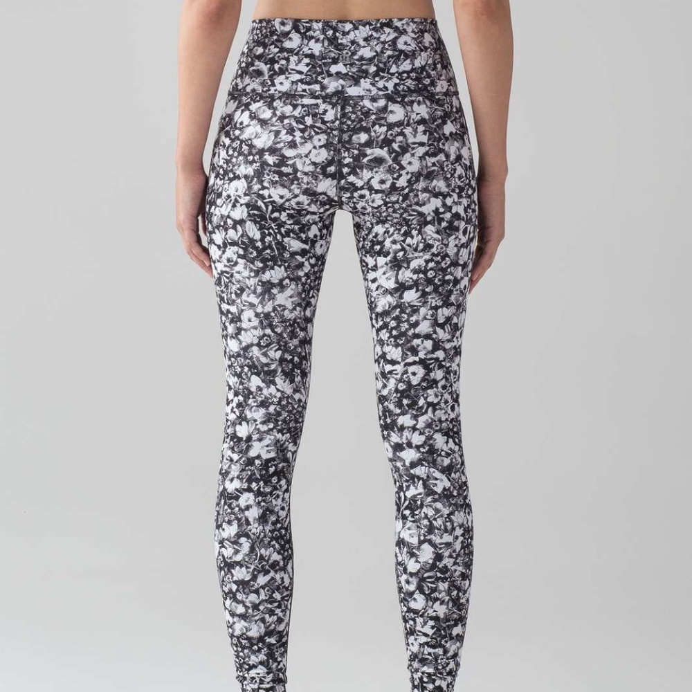 Lululemon black and white floral leggings size 6